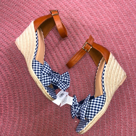 Old Navy Shoes - WEDGE SANDALS